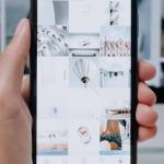 Велосипедист с планшетом, символизирующий баланс цифровых развлечений