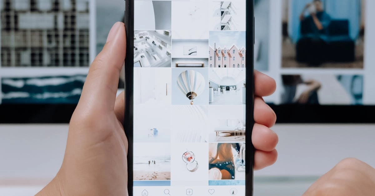 Велосипедист с планшетом, символизирующий баланс цифровых развлечений