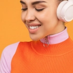 Современный велосипедист с планшетом в руках на фоне природы