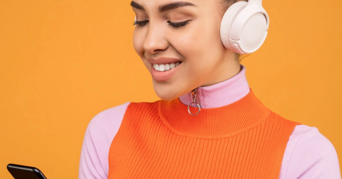 Современный велосипедист с планшетом в руках на фоне природы