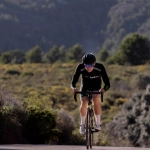 Велосипедист на горном маршруте с видом на античные руины