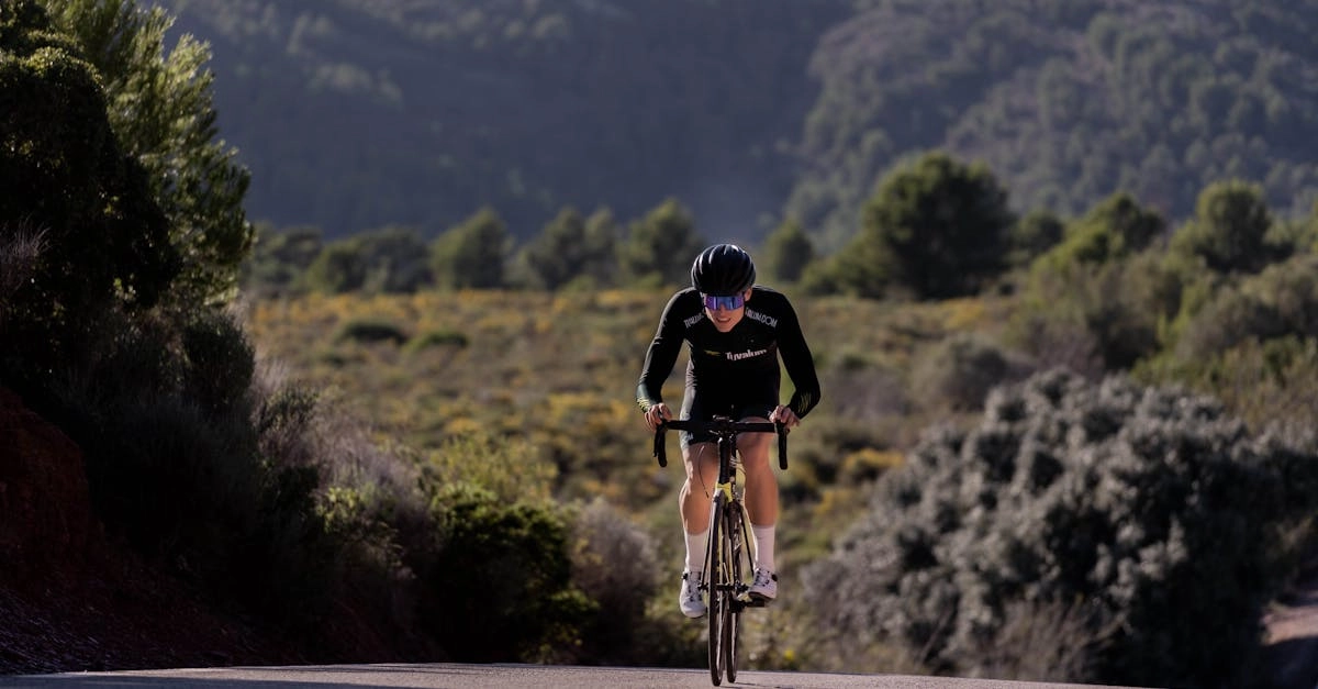 Велосипедист на горном маршруте с видом на античные руины